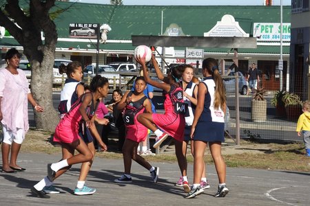 Gansbaai Primêr se 1ste span “Gansbaai Pilchies” in aksie by Laerskool Gansbaai, waar hulle hul eerste wedstryd in die nuwe drag gelykop geëindig het
